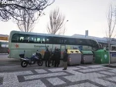 El autobús de los aficionados de Osasuna en Soria tras ser alcanzado por un objeto. Foto: Soria Noticias