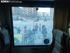 El autobús de los aficionados de Osasuna en Soria tras ser alcanzado por un objeto. Foto: Soria Noticias