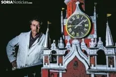 Mario Rodríguez ha cambiado las maquetas profesionales por las que ayuda a realizar a sus alumnos. Carmen de Vicente.