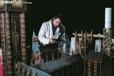Mario Rodríguez ha cambiado las maquetas profesionales por las que ayuda a realizar a sus alumnos. Carmen de Vicente.