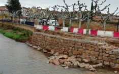 Muro en la orilla del Jalón, a su paso por la localidad. 