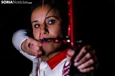Raquel Frías, arquera de Rejas de San Esteban, realizando una demostración con su arco desnudo. David Almajano