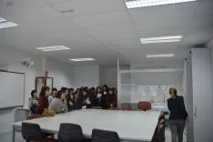 Foto 31 - Las universitarias japonesas de Nutrici&oacute;n se interesan por el Campus