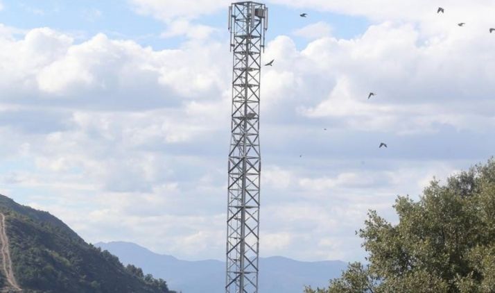Antena de telefonía móvil en una zona rural.