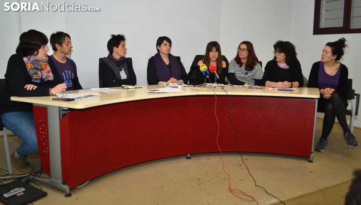 Mujeres pertenecienes a la Asamblea Feminista de Soria esta tarde en rueda de prensa. /SN