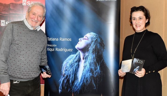 Bárez y Ramos con el cartel de la obra. /Ayto.