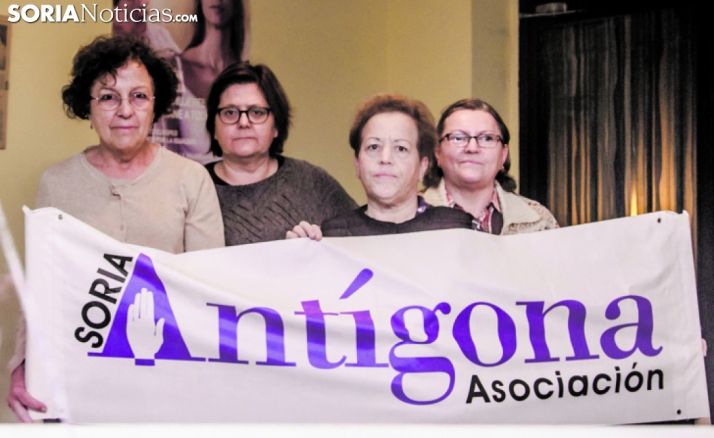 De la Viña (izda.) y Baena (3ª izda.) con asociadas a la agrupación en una imagen de archivo. /SN