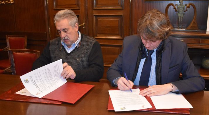 Heras (izda.) y Martínez en la firma del convenio. /Ayto.