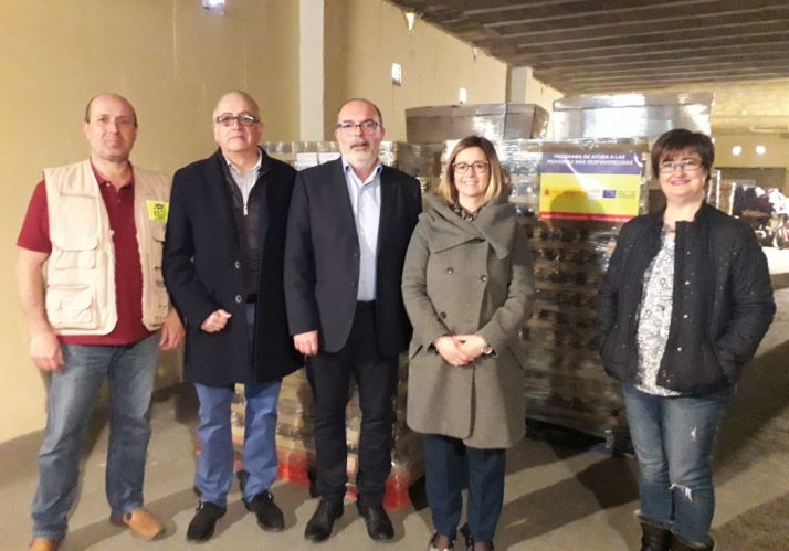 Se entrega en el almacén de Cruz Roja la tercera fase de la campaña 2018 de ayuda a los desfavorecidos