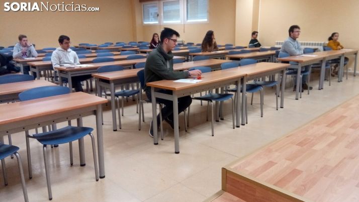 Los examinandos, en el aula 07 del campus esta mañana de sábado. /SN