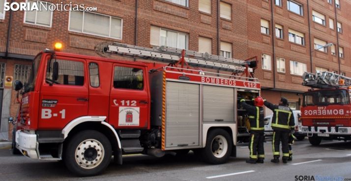 Un camión de bomberos y efectivos del Cuerpo en una intervención en la capital. /SN