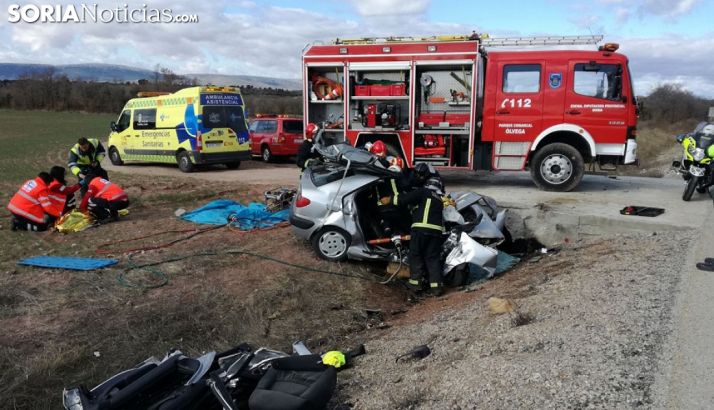 Bomberos del parque de Ólvega en un siniestro de circulación en el Madero, en marzo del año pasado. /SN