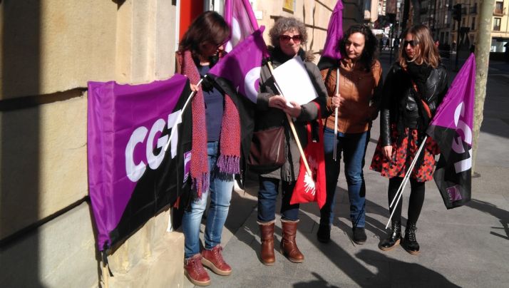 Activistas de la convocatoria a la entrada de la Subdelegación.