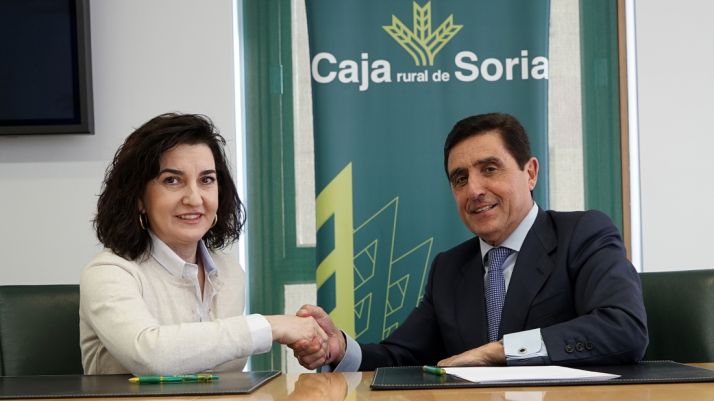 Reyes Juberías y Carlos Martínez tras la rúbrica del acuerdo. /CRS