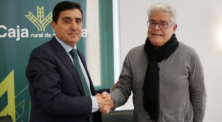 Martínez (izda.) y Hernández tras la firma del convencio. /CRS