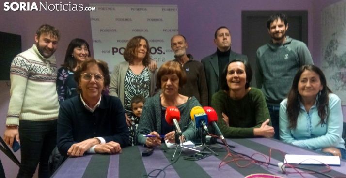 Sentadas, de izquierda a derecha, Carmen Heras, María Luisa Muñoz, María José Marco y Leonor Lahoz. /SN 