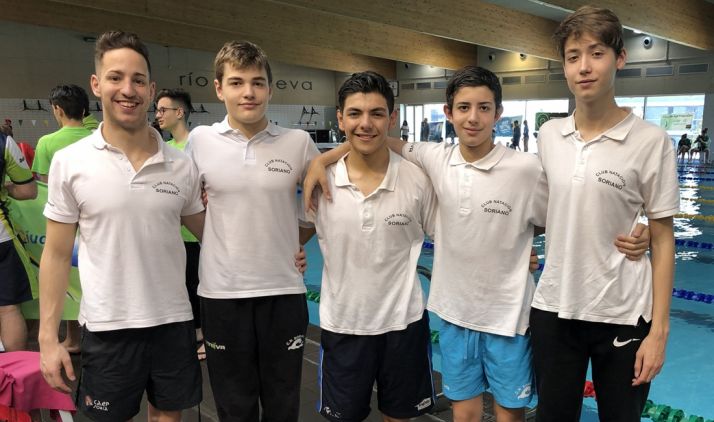 Los nadadores, con el entrenador, Sergio Martín (izda.).