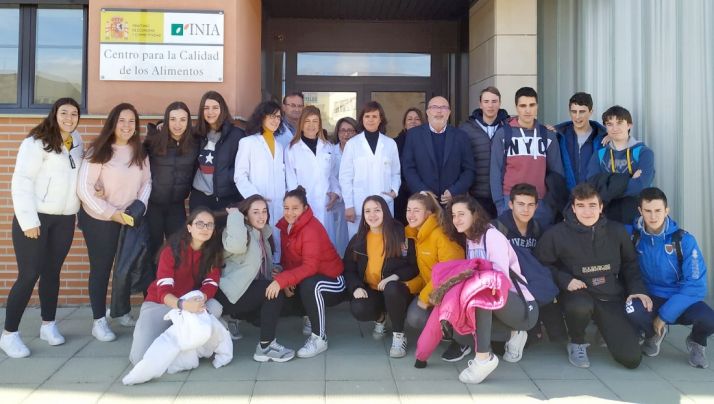 El grupo de estudiantes, con el subdelegado y las investigadoras. /SdG