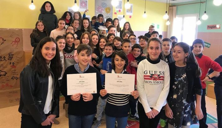 Alumnos del colegio Nuestra Señora del Pilar con el diploma. /CNSP