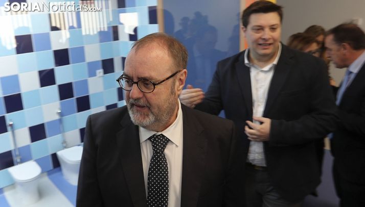 El consejero de Educación, este miércoles en la visita al centro. /SN