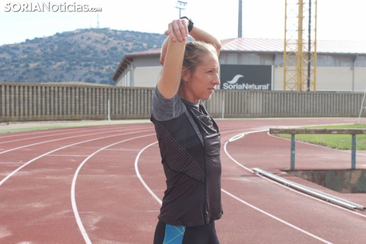 Estela Navascués realiza ejercicios de calentamiento en las pistas del CAEP. SN