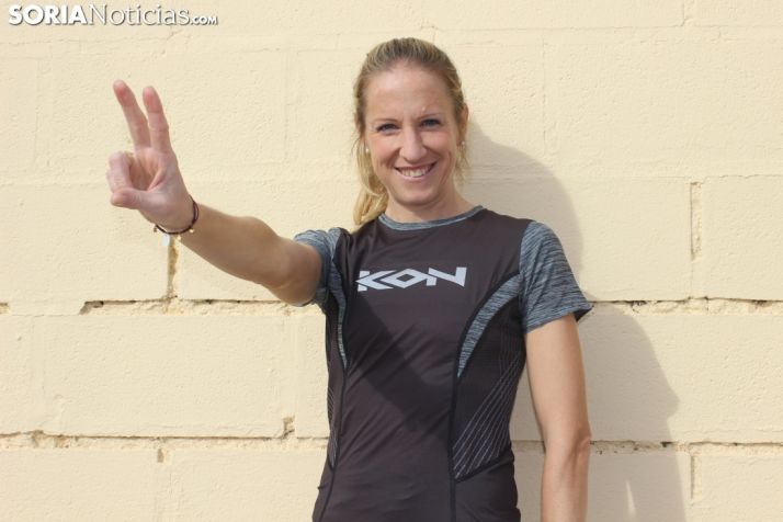 Estela Navascués señala la uve de victoria en el CAEP. SN