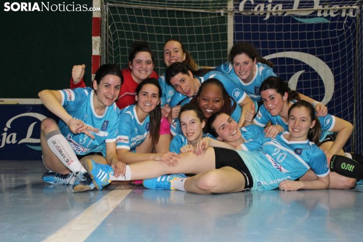 Las féminas del BM Ágreda posaron felices tras la victoria (27-21) ante el BM Colores. SN