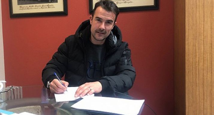 El técnico vizcaíno en la rúbrica del convenio. /CDN