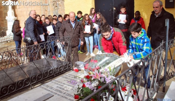 Imagen de un homenaje floral en la sepultura de Leonor. /SN 