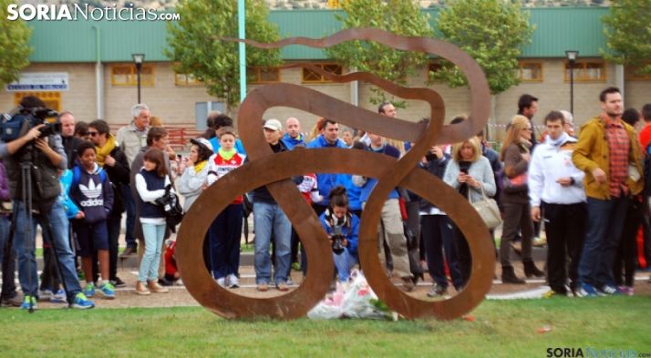 La imagen de acero que recuerda a la triatleta. / SN