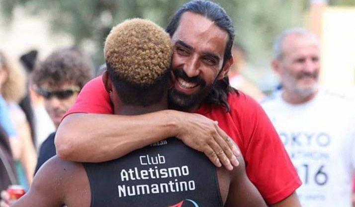 Enrique Márquez abraza a su pupilo David José Pineda. /CA Numantino