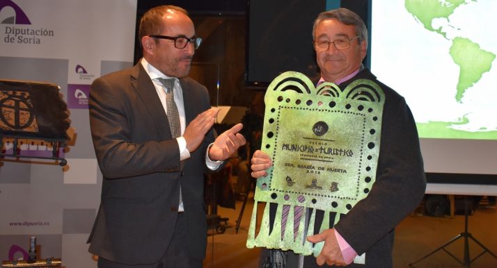 El alcalde, Juan Pascual, con la placa acreditativa, junto al presidente de la Diputación, Luis Rey. /Dip.