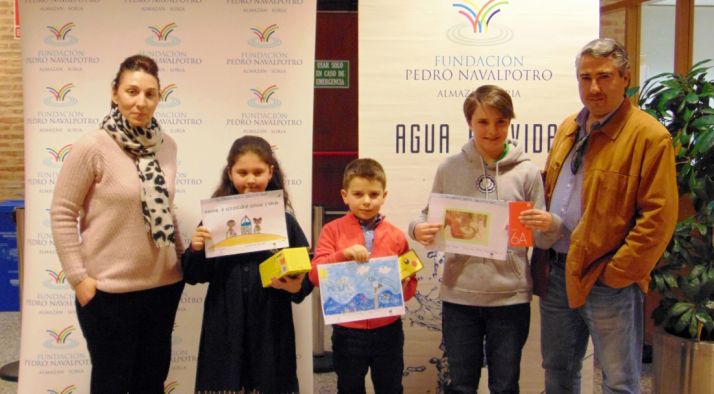 Los premiados con representantes de la fundación. /FPN