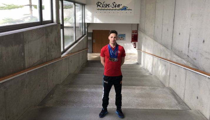 El nadador soriano, con sus medallas en Pontevedra. /CNS