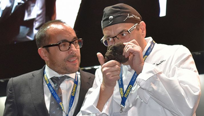 El presidente Luis Rey, con el chef Andrea Tumbarelo en la subasta de la trufa de Soria en Madrid Fusión. 