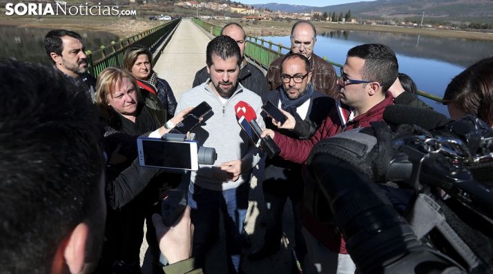 Luis Tudanca, este miércoles en el puente de Vinuesa sobre el pantano. /SN
