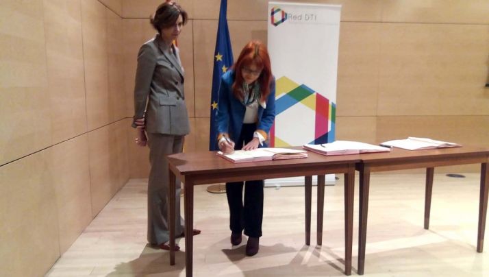 Ana Calvo estampa con su firma la adhesión al acuerdo. /Ayto.