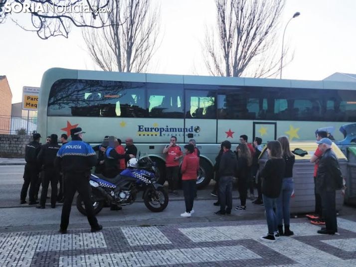 El autobús de los aficionados de Osasuna en Soria tras ser alcanzado por un objeto. Foto: Soria Noticias