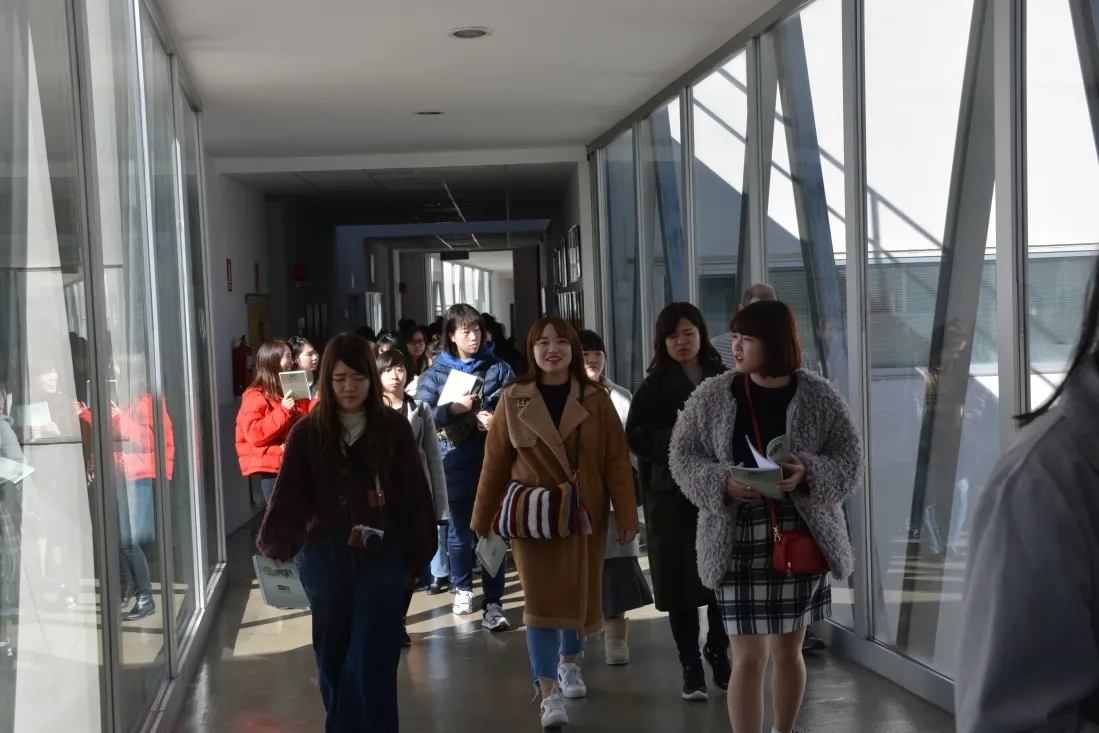Foto 10 - Las universitarias japonesas de Nutrici&oacute;n se interesan por el Campus