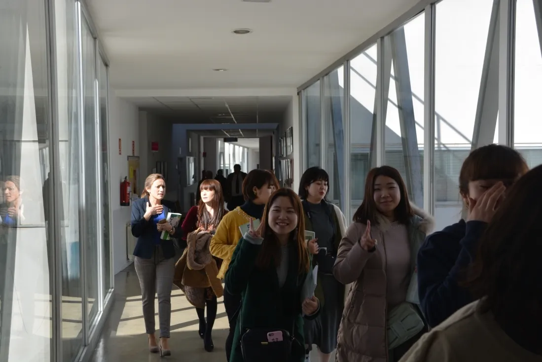 Foto 2 - Las universitarias japonesas de Nutrici&oacute;n se interesan por el Campus