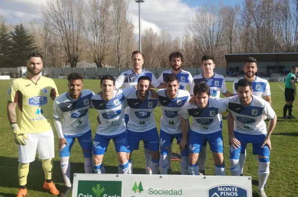 Equipo inicial de la SD Almazán. /Tw