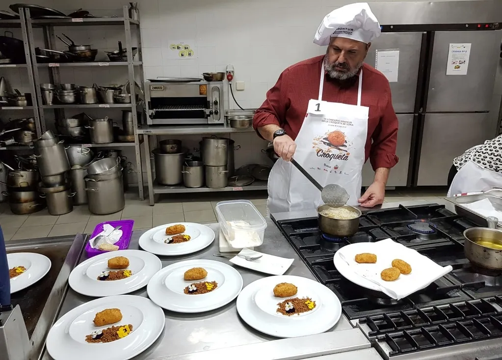 El ganador, en plena faena ante los fogones. /ASOHTUR