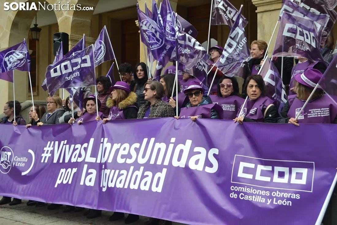 UGT y CCOO se concentran por la igualdad efectiva. 