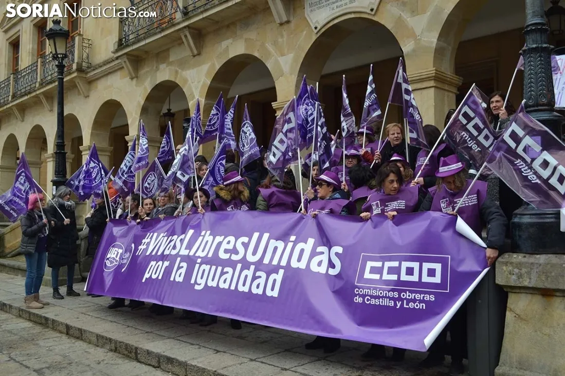 UGT y CCOO se concentran por la igualdad efectiva. 