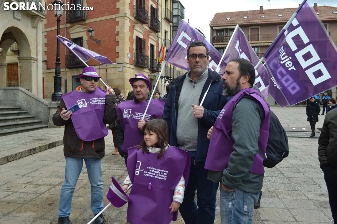 UGT y CCOO se concentran por la igualdad efectiva. 