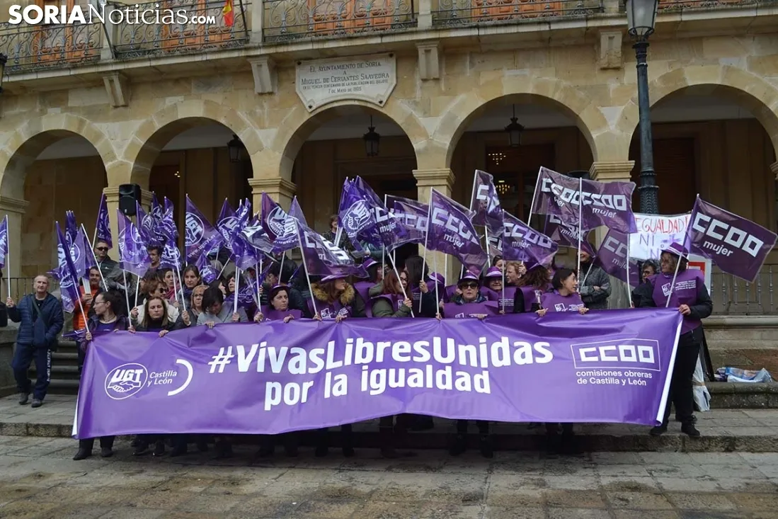 UGT y CCOO se concentran por la igualdad efectiva. 