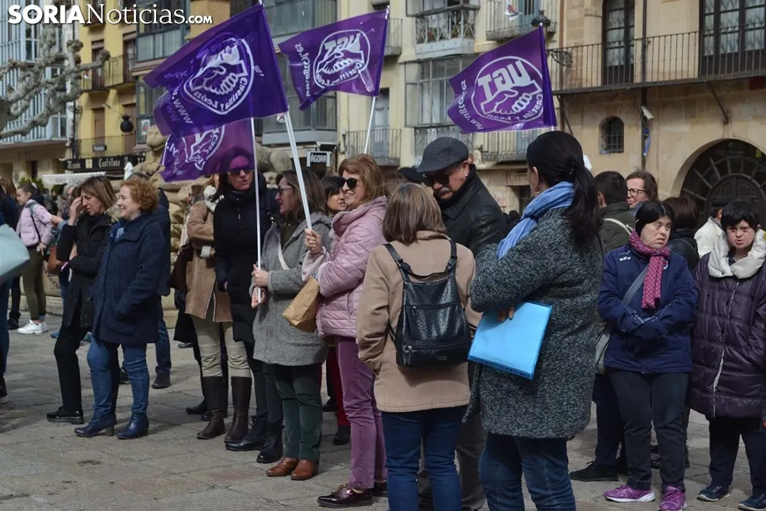UGT y CCOO se concentran por la igualdad efectiva. 