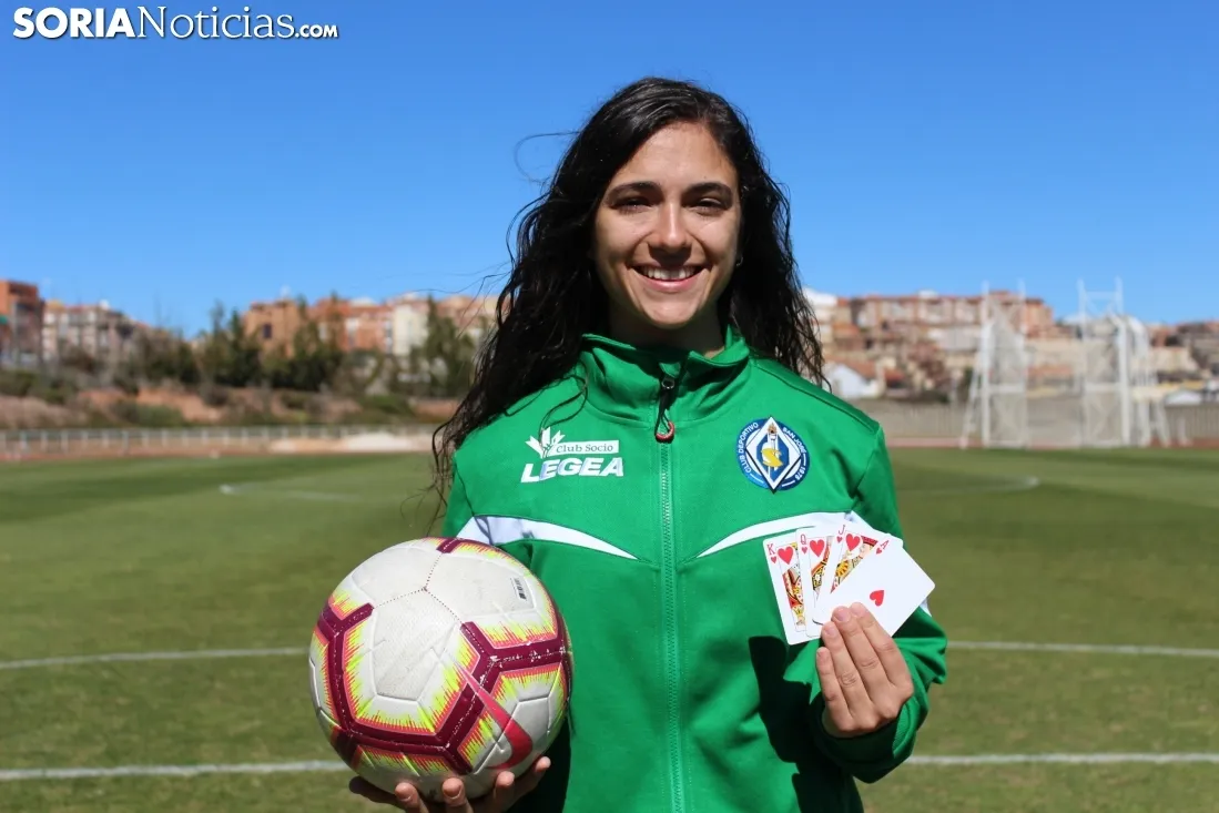 Alba Maldonado muestra un esférico y cuatro cartas. SN