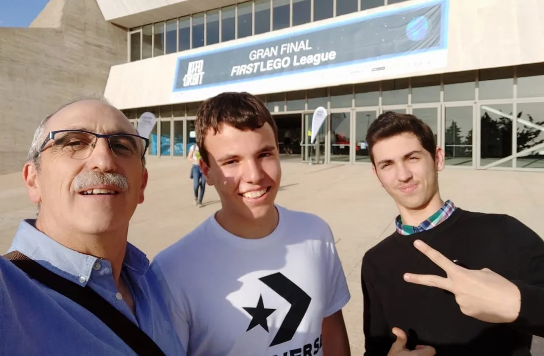 El director con alumnos este viernes ante el pabellón que alberga la final. 