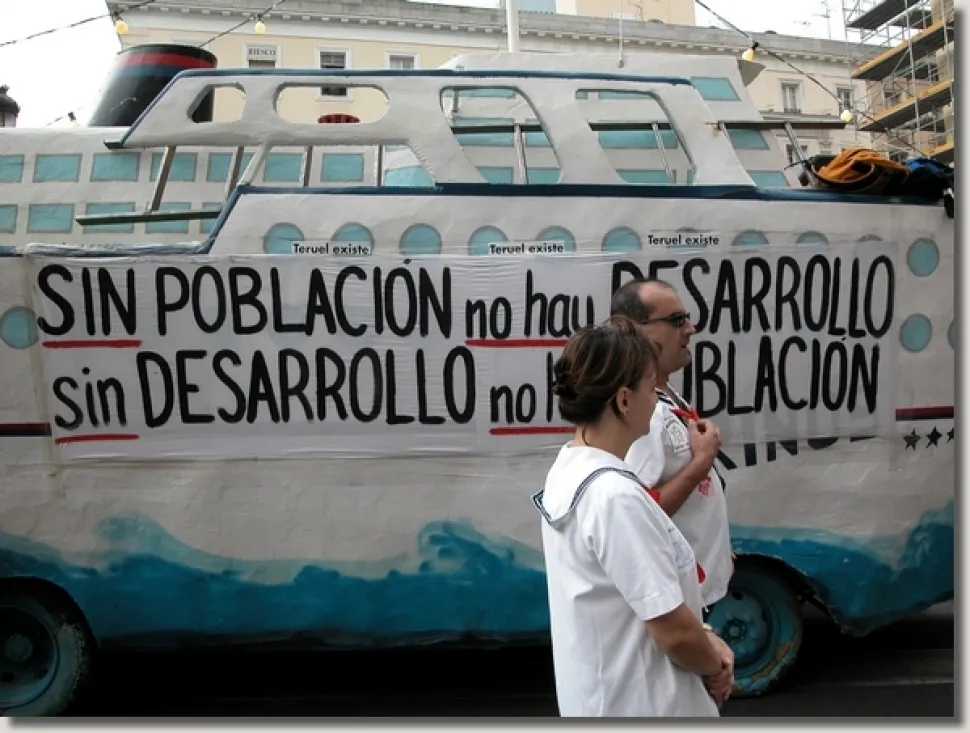 Foto 2 - As&iacute; fue la manifestaci&oacute;n de la Soria Ya y Teruel Existe en Madrid en 2003